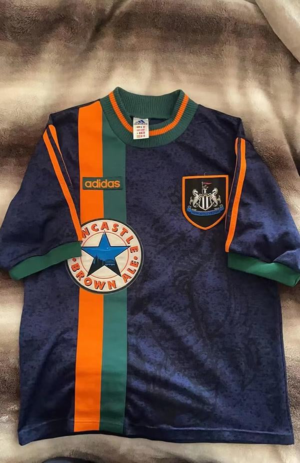 Camiseta retro de visitante del Newcastle 1997/1998