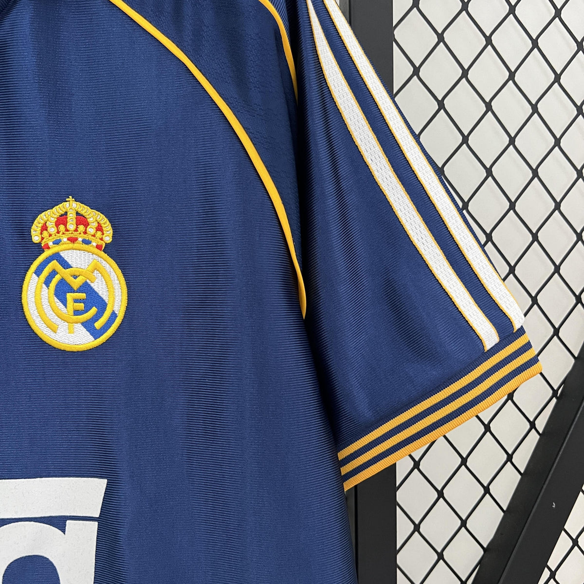 Camiseta retro de la tercera equipación del Real Madrid 1998/1999
