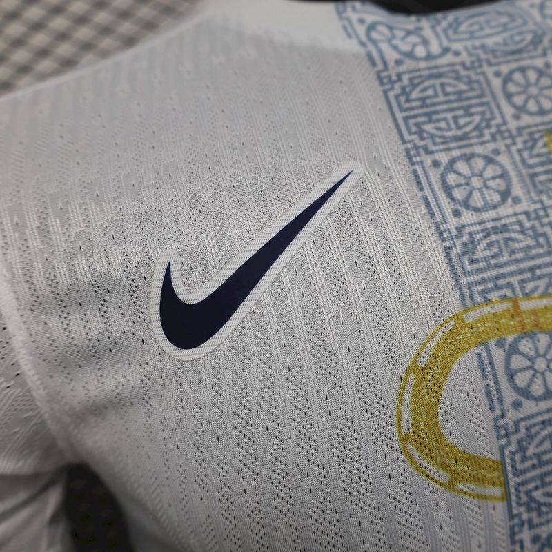 Camiseta de jugador del Tottenham Hotspur 2025 - Serpiente blanca y dorada