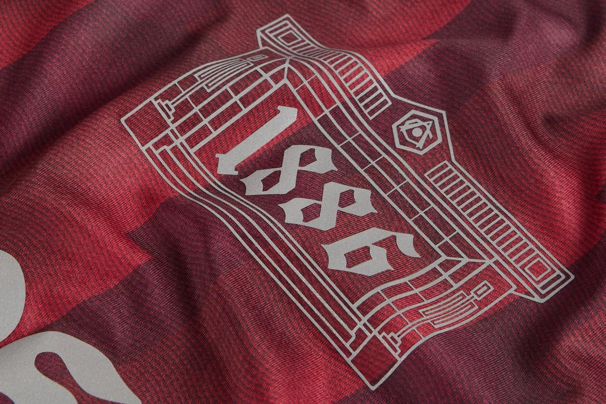 Camiseta del Arsenal x Aries Bolt