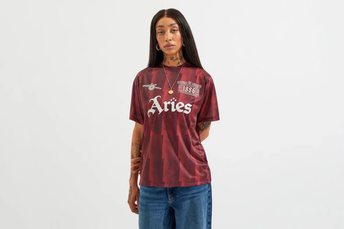 Camiseta del Arsenal x Aries Bolt